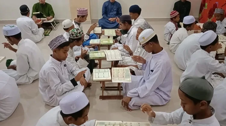 Ibadah dalam Kesunyian di Pesantren Tuli Darul Ashom Sleman