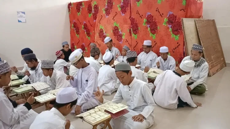 Ibadah dalam Kesunyian di Pesantren Tuli Darul Ashom Sleman