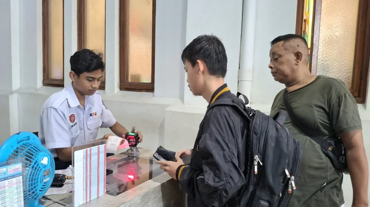 Pernak-Pernik Lebaran Mengukuhkan Tugu sebagai Stasiun Tercantik