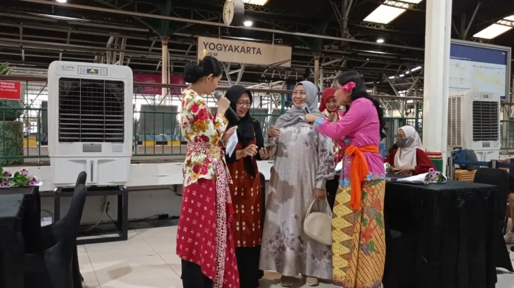 Merangkai Bunga-Bagikan Bunga Mawar Jadi Cara Daop 6 Rayakan Hari Kartini