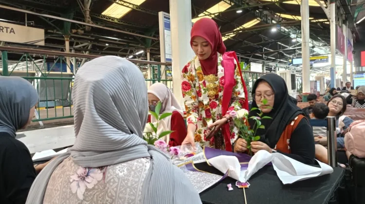 Merangkai Bunga-Bagikan Bunga Mawar Jadi Cara Daop 6 Rayakan Hari Kartini