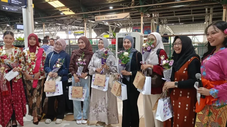 Merangkai Bunga-Bagikan Bunga Mawar Jadi Cara Daop 6 Rayakan Hari Kartini