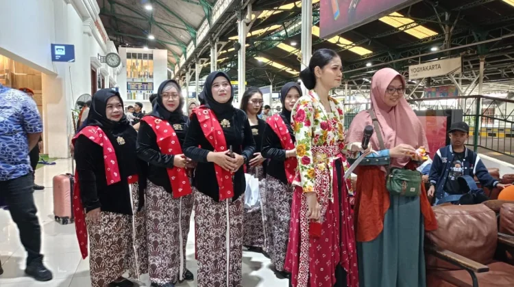 Merangkai Bunga-Bagikan Bunga Mawar Jadi Cara Daop 6 Rayakan Hari Kartini