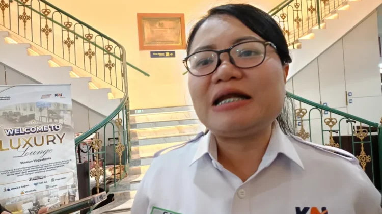 Merangkai Bunga-Bagikan Bunga Mawar Jadi Cara Daop 6 Rayakan Hari Kartini
