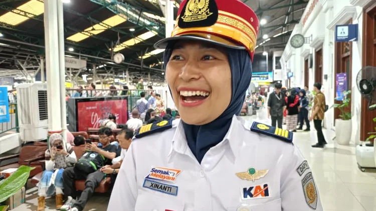 Merangkai Bunga-Bagikan Bunga Mawar Jadi Cara Daop 6 Rayakan Hari Kartini