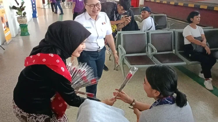Merangkai Bunga-Bagikan Bunga Mawar Jadi Cara Daop 6 Rayakan Hari Kartini