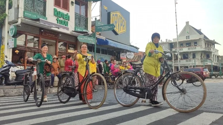 Kartini Modern Mengayuh Sepeda
