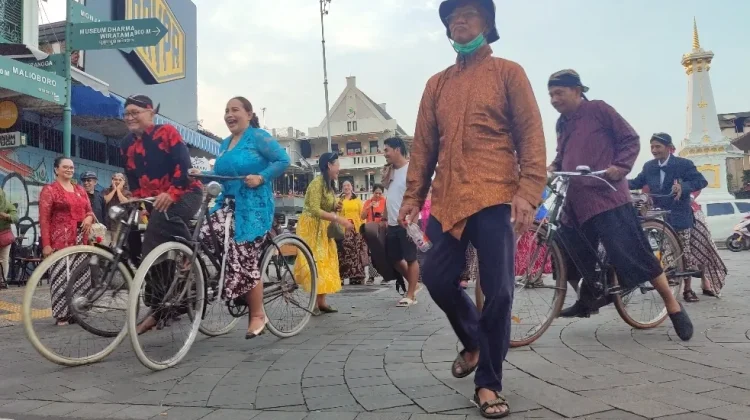 Kartini Modern Mengayuh Sepeda
