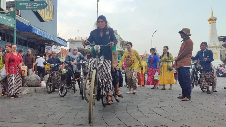 Kartini Modern Mengayuh Sepeda