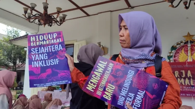 Nasib Buruh Gendong, Pekerja Rentan yang Terampas Haknya