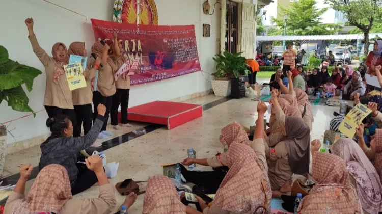 Nasib Buruh Gendong, Pekerja Rentan yang Terampas Haknya