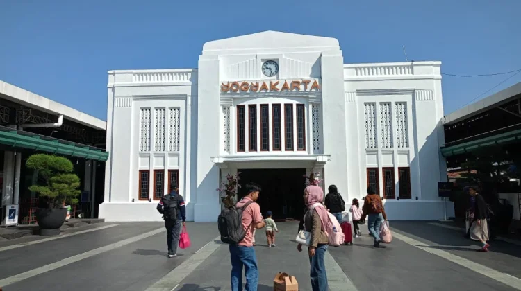 PSM Atma Jaya Meriahkan Stasiun Yogyakarta, Ajak Penumpang Nyanyi Indonesia Raya