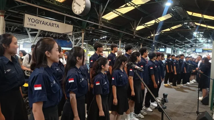 PSM Atma Jaya Meriahkan Stasiun Yogyakarta, Ajak Penumpang Nyanyi Indonesia Raya