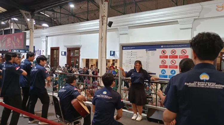 PSM Atma Jaya Meriahkan Stasiun Yogyakarta, Ajak Penumpang Nyanyi Indonesia Raya
