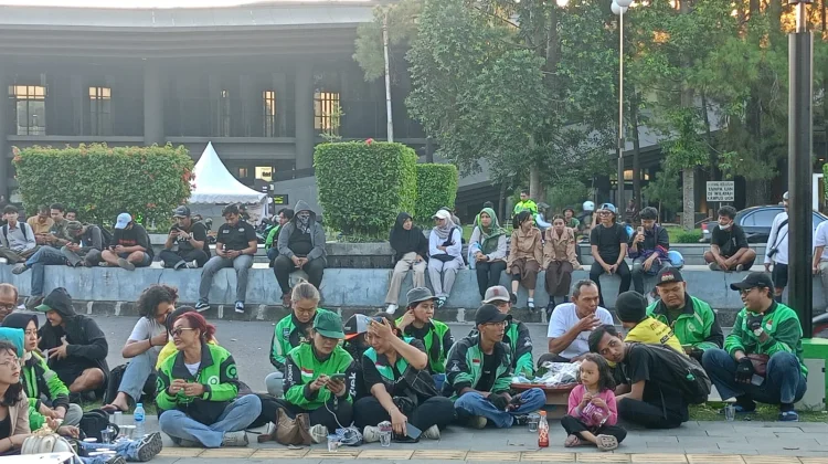 Suarakan Kegelisahan, Emak-Emak dan Mahasiswa UGM Turun ke Jalan