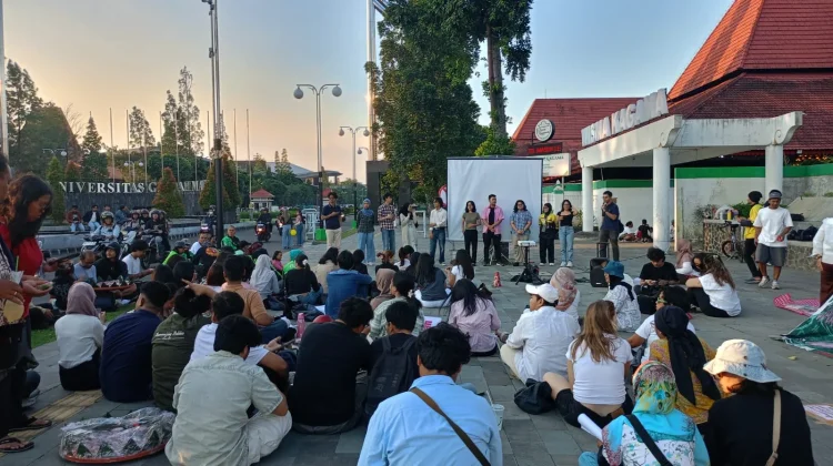 Suarakan Kegelisahan, Emak-Emak dan Mahasiswa UGM Turun ke Jalan