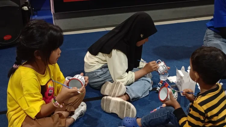 Isi Waktu Liburan, Anak-Anak Antusias Warnai Cangkir di Stasiun Yogyakarta