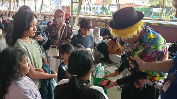 Isi Waktu Liburan, Anak-Anak Antusias Warnai Cangkir di Stasiun Yogyakarta