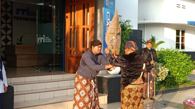Berumur 160 Tahun, Gamelan dan Wayang Kulit RRI Yogyakarta Disucikan lewat Jamasan