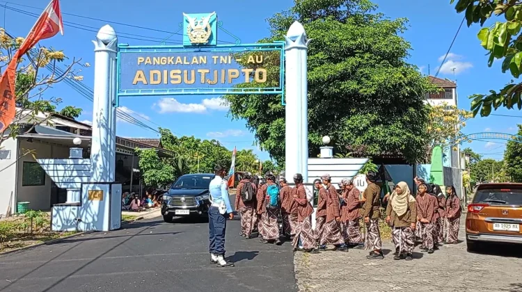 Isi Waktu Liburan Sekolah, Siswa di Sleman Ikut Sambut Kedatangan Presiden