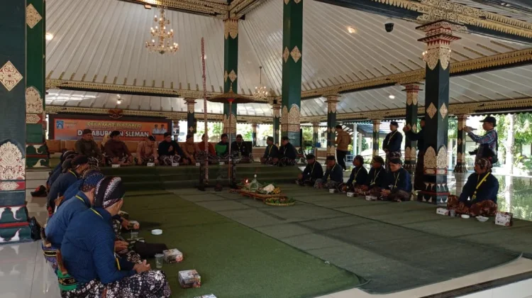 Berharap “Beras Wutah”, Abdi Dalem Sleman Gelar Siraman Tombak Kyai Turun Sih