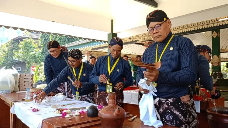 Berharap “Beras Wutah”, Abdi Dalem Sleman Gelar Siraman Tombak Kyai Turun Sih