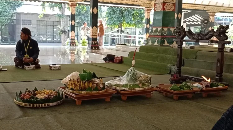 Berharap “Beras Wutah”, Abdi Dalem Sleman Gelar Siraman Tombak Kyai Turun Sih