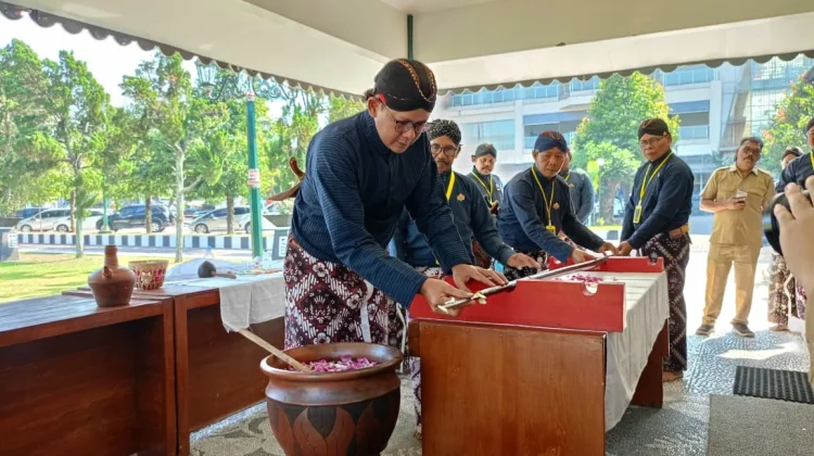 Berharap “Beras Wutah”, Abdi Dalem Sleman Gelar Siraman Tombak Kyai Turun Sih