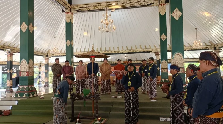 Berharap “Beras Wutah”, Abdi Dalem Sleman Gelar Siraman Tombak Kyai Turun Sih