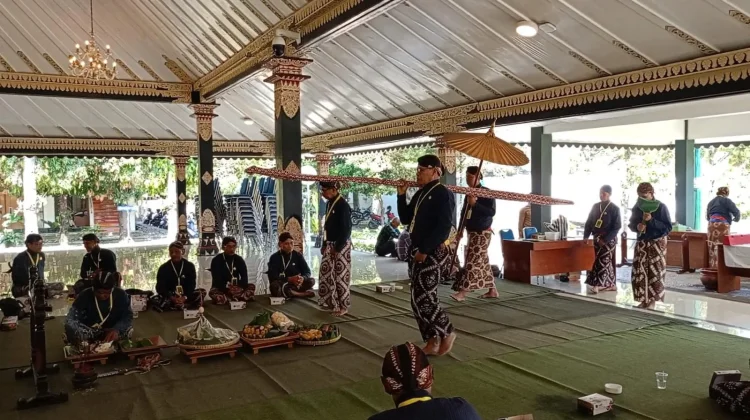 Berharap “Beras Wutah”, Abdi Dalem Sleman Gelar Siraman Tombak Kyai Turun Sih