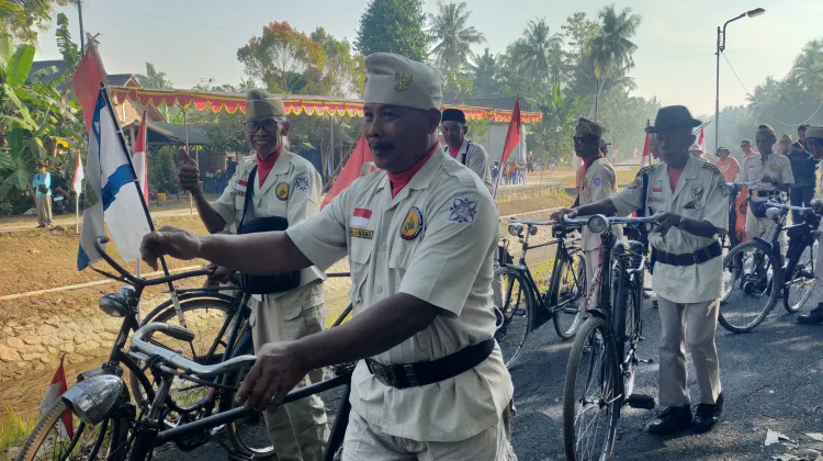 Ratusan Pecinta Sepeda Tua Ikuti Ngonthel Bareng