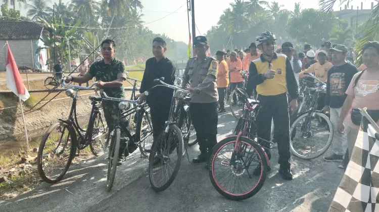 Ratusan Pecinta Sepeda Tua Ikuti Ngonthel Bareng