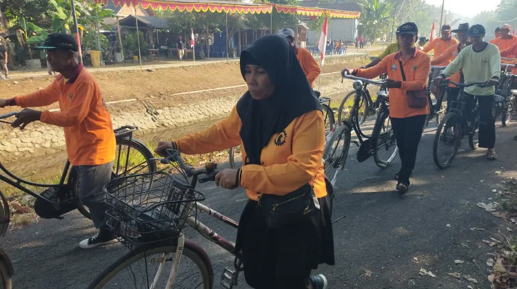 Ratusan Pecinta Sepeda Tua Ikuti Ngonthel Bareng