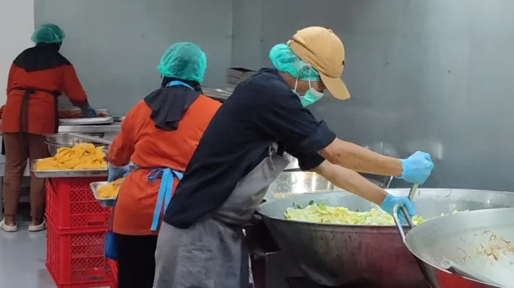 Aktivitas SPPG Margomulyo Seyegan Menyiapkan Menu MBG