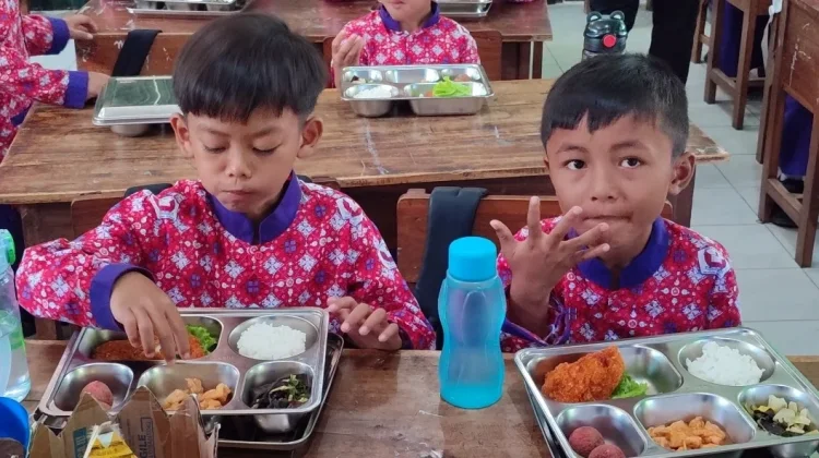 Distribusi MBG ke Sekolah