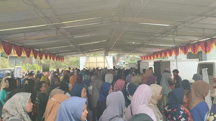 Pasar Murah Guwosari Disambut Antusias, Warga Rela Mengantre