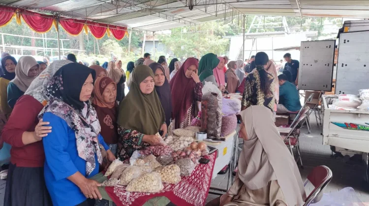 Pasar Murah Guwosari Disambut Antusias, Warga Rela Mengantre