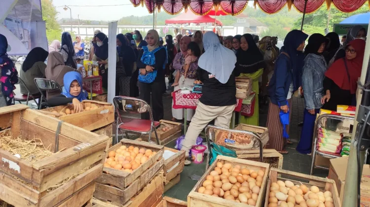 Pasar Murah Guwosari Disambut Antusias, Warga Rela Mengantre