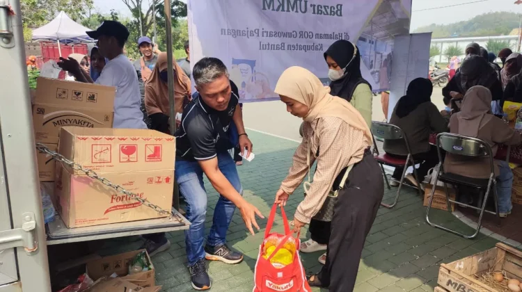 Pasar Murah Guwosari Disambut Antusias, Warga Rela Mengantre