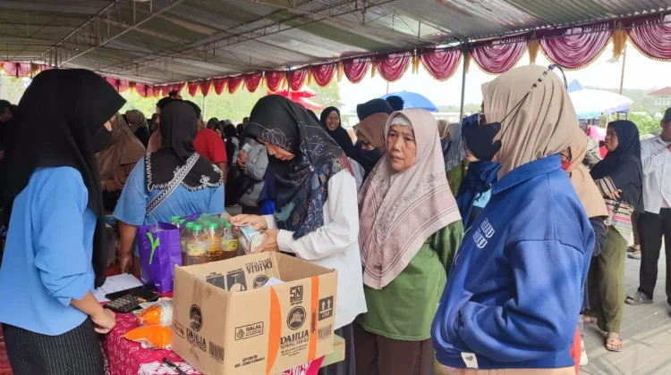 Pasar Murah Guwosari Disambut Antusias, Warga Rela Mengantre