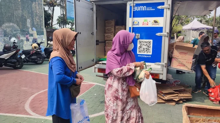 Pasar Murah Guwosari Disambut Antusias, Warga Rela Mengantre