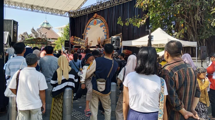 Semarak Kemeriahan Pentas Seratus Dalang Seribu Wayang