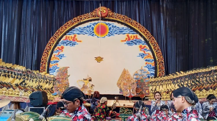 Semarak Kemeriahan Pentas Seratus Dalang Seribu Wayang