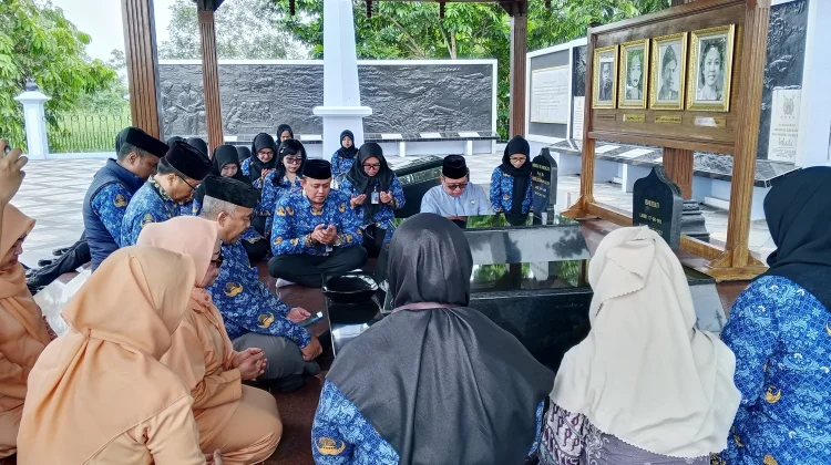 Menyambut Hari Bhakti Radio, LPP RRI Yogyakarta Ziarah ke TMP