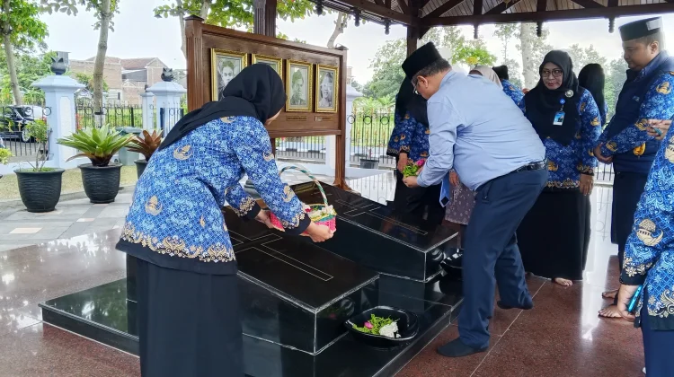 Menyambut Hari Bhakti Radio, LPP RRI Yogyakarta Ziarah ke TMP