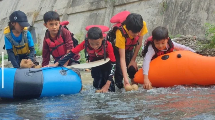 Belajar Mengenal Alam lewat Kelas Sungai
