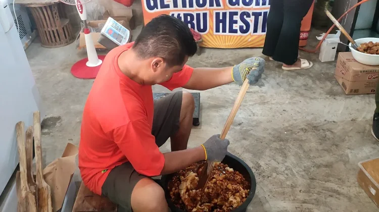 Gethuk Goreng Bu Hesti Jadi Oleh-Oleh Favorit di JJLS Pantai Selatan Bantul