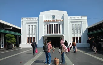 PSM Atma Jaya Meriahkan Stasiun Yogyakarta, Ajak Penumpang Nyanyi Indonesia Raya