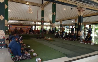 Berharap “Beras Wutah”, Abdi Dalem Sleman Gelar Siraman Tombak Kyai Turun Sih
