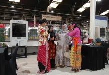 Merangkai Bunga-Bagikan Bunga Mawar Jadi Cara Daop 6 Rayakan Hari Kartini